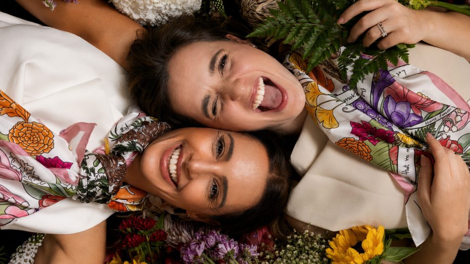 As duas, a rir · horizontal